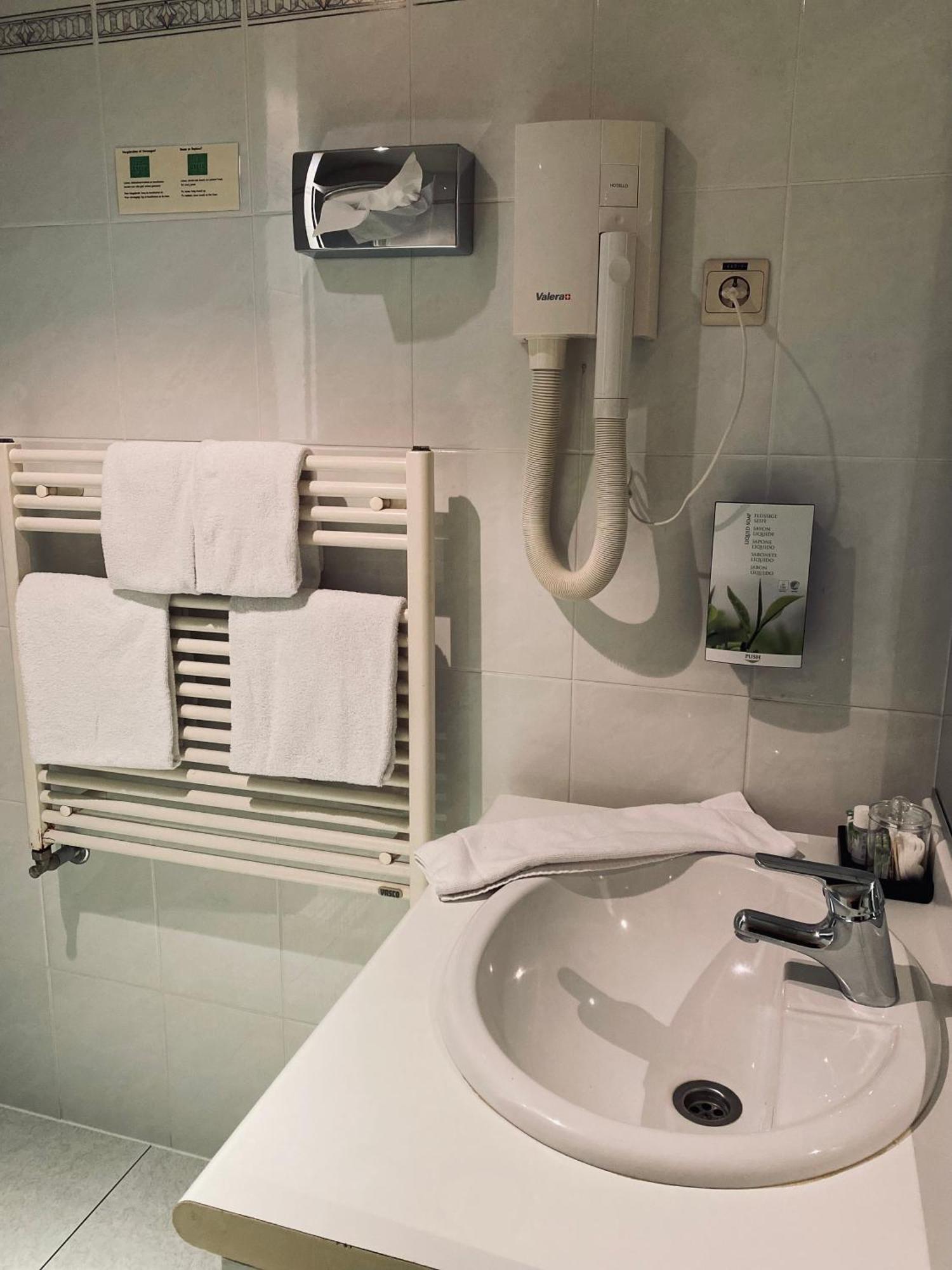 Hotel บอร์เน็ม ภายนอก รูปภาพ