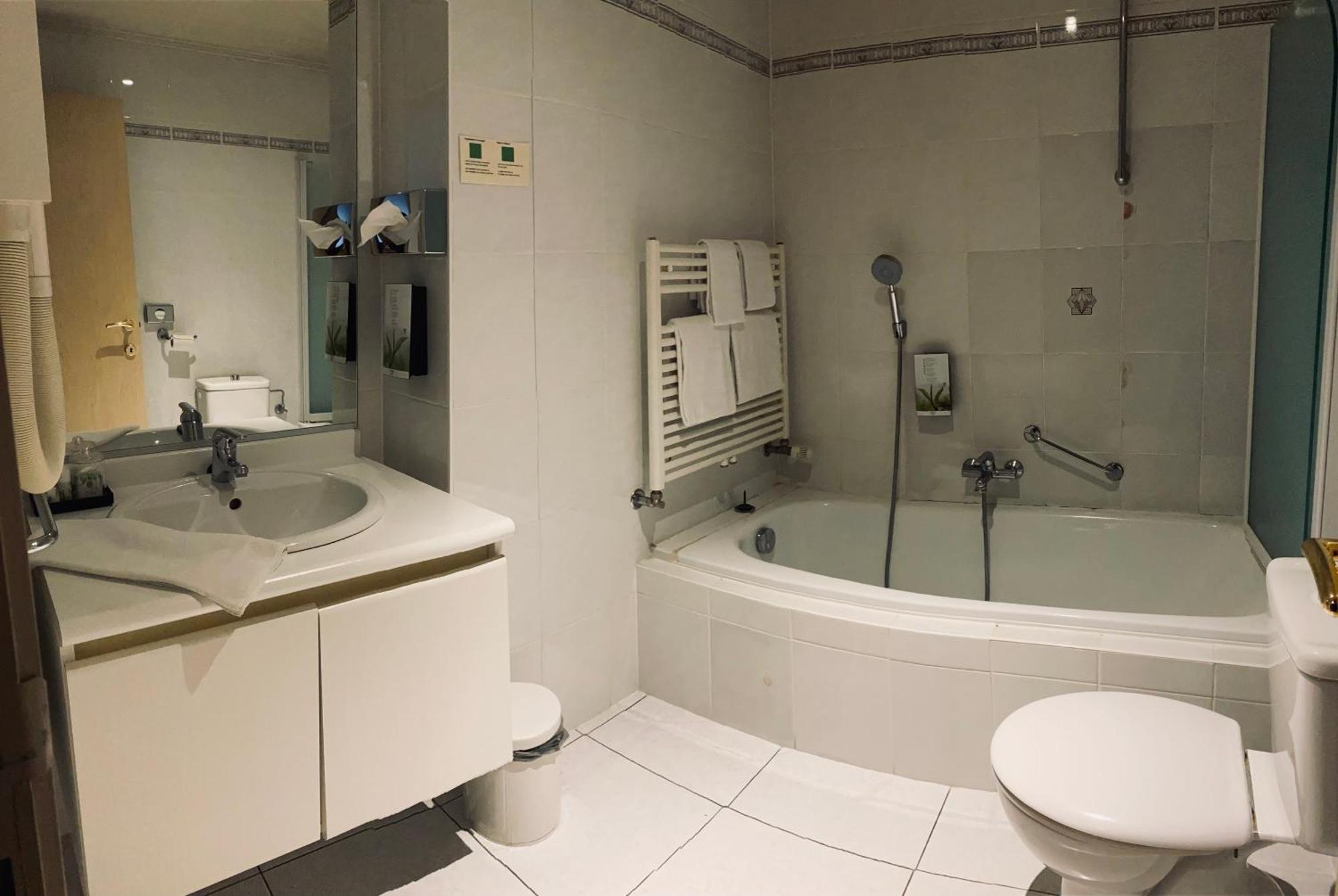Hotel บอร์เน็ม ภายนอก รูปภาพ